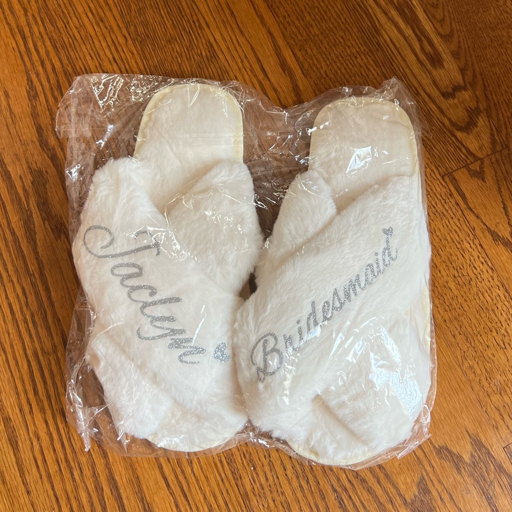 ⚪️Women’s size 40-41, “Jaclyn” “Bridesmaid” fuzzy cream slippers, personalized. - Picture 2 of 8